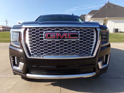 Used 2021 GMC Yukon XL Denali w/ Denali Premium Package image 9