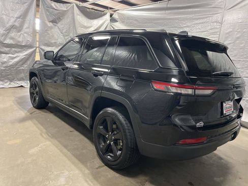 Used 2023 Jeep Grand Cherokee Limited w/ Black Appearance Package image 4