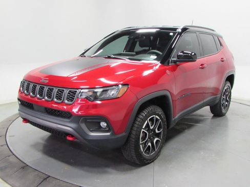 Used 2025 Jeep Compass Trailhawk AWD/4WD image 3