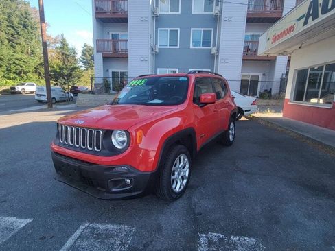 Used 2018 Jeep Renegade Latitude w/ Popular Equipment Group AWD/4WD image 6