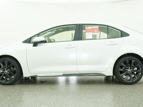 Used 2026 Toyota Corolla SE w/ SE Premium Package FWD image 2