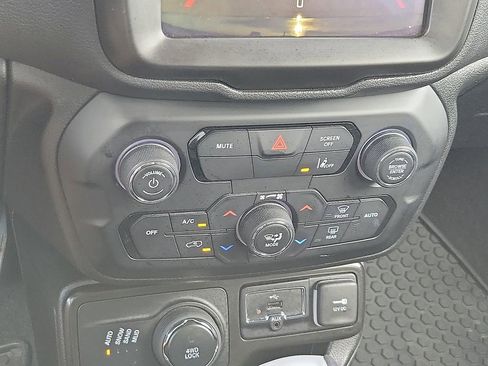 Used 2023 Jeep Renegade Latitude image 17