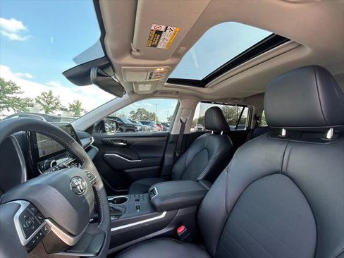 Certified 2025 Toyota Highlander XLE FWD image 12