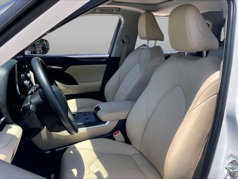 Used 2023 Toyota Highlander XLE FWD image 8