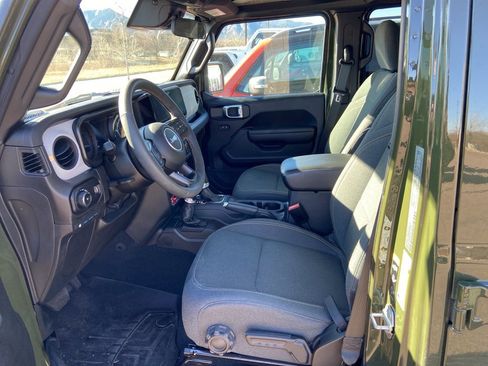 Used 2024 Jeep Wrangler Unlimited image 3