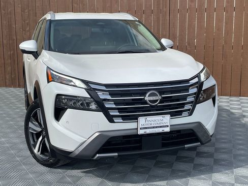 Used 2025 Nissan Rogue SL image 2