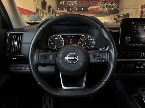 Used 2025 Nissan Pathfinder SV FWD image 34