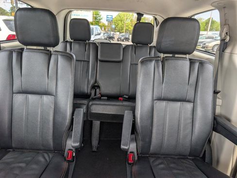 Used 2012 Chrysler Town & Country Touring w/ Entertainment Group #1 FWD image 29