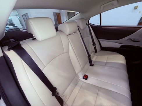 Used 2025 Lexus ES 300h w/ Premium Package image 15