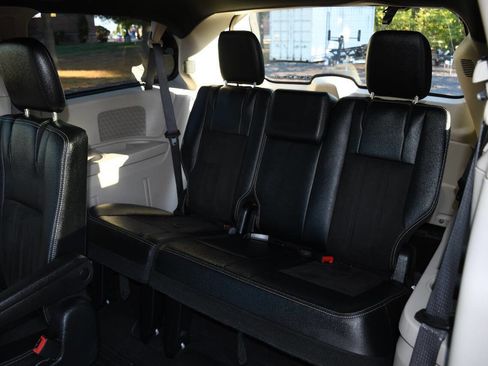 Used 2019 Dodge Grand Caravan SXT image 19