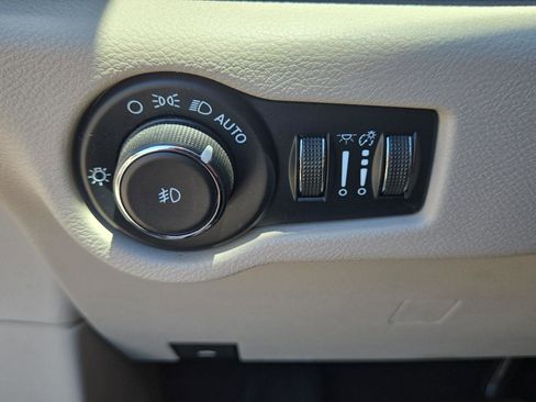 Used 2023 Chrysler Pacifica Touring-L FWD image 20