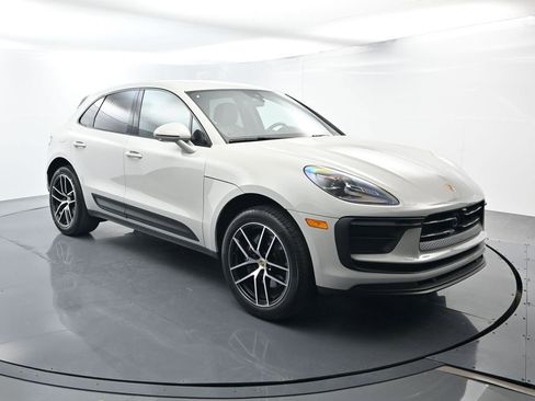 Certified 2025 Porsche Macan image 17