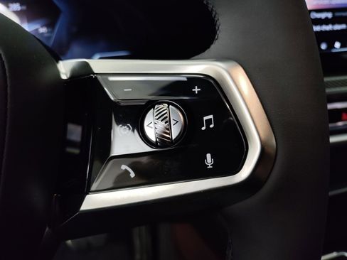 Used 2025 BMW i7 xDrive60 w/ Premium Package image 16