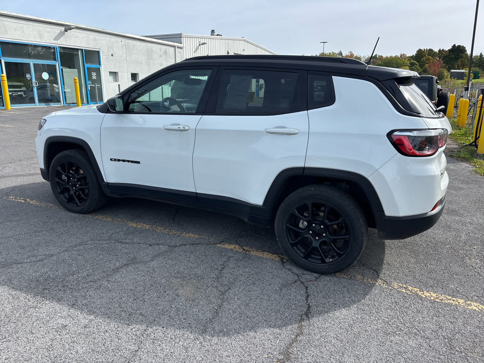 Used 2024 Jeep Compass Latitude w/ Convenience Group AWD/4WD image 2
