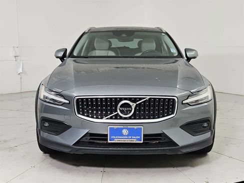 Used 2021 Volvo V60 T5 Cross Country image 9