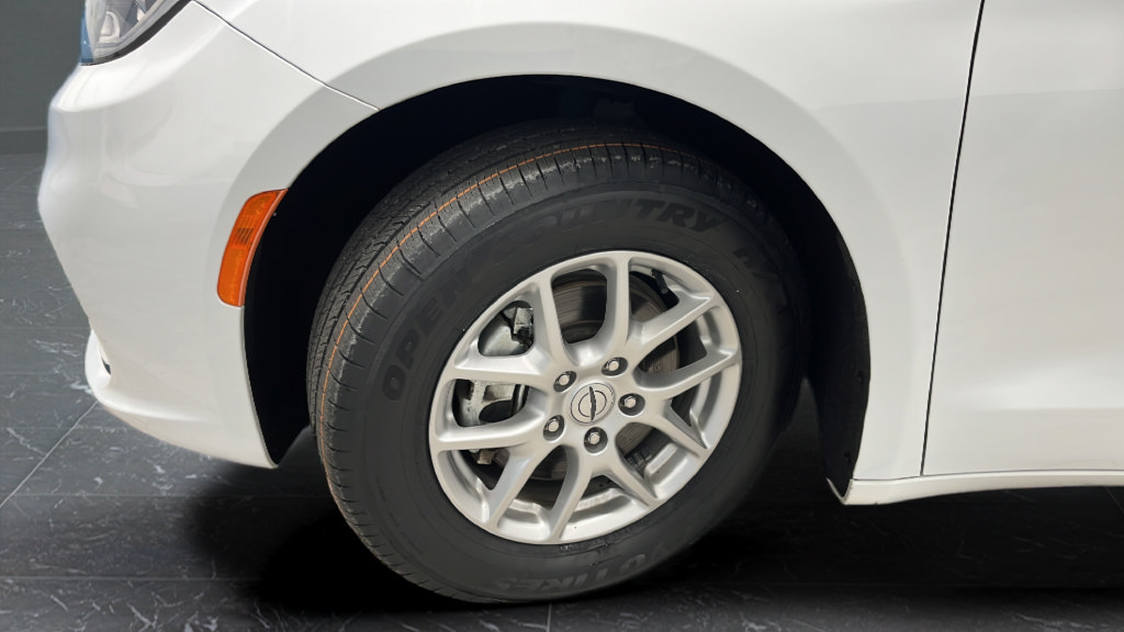 Used 2024 Chrysler Pacifica Touring-L FWD image 36