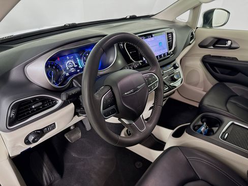 Used 2023 Chrysler Pacifica Touring-L image 8