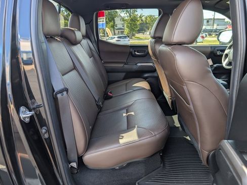 Used 2022 Toyota Tacoma Limited image 17