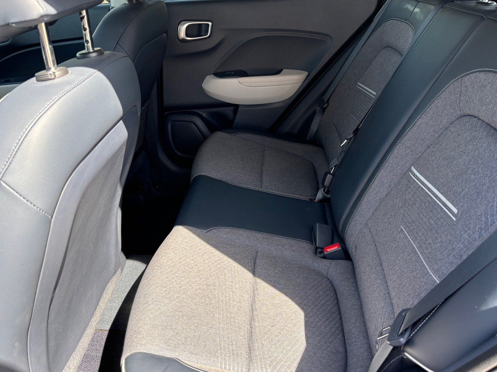 Used 2021 Hyundai Venue FWD image 28