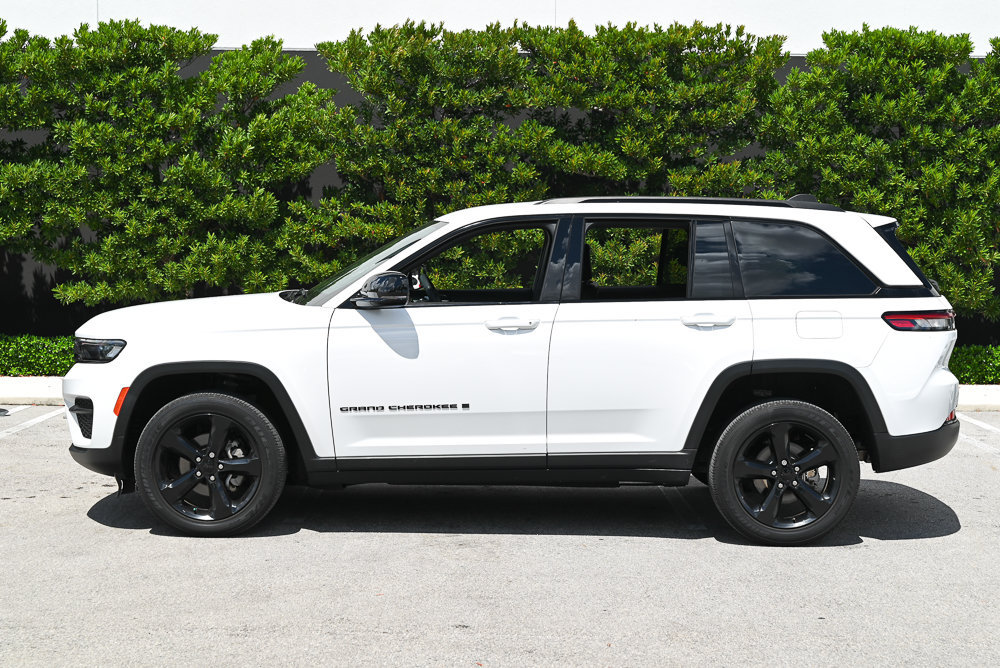 Used 2023 Jeep Grand Cherokee Altitude RWD image 4