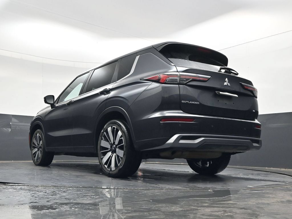 Used 2025 Mitsubishi Outlander SE FWD image 31