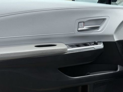 Used 2025 Toyota Sienna XLE FWD image 26
