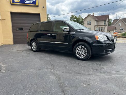 Used 2015 Chrysler Town & Country Touring-L w/ Driver Convenience Group FWD image 5