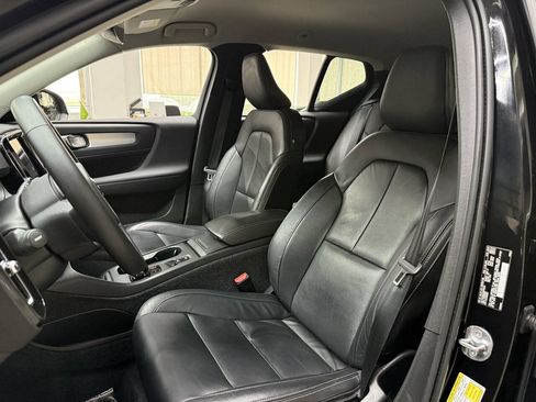Used 2022 Volvo XC40 T5 Momentum AWD/4WD image 11