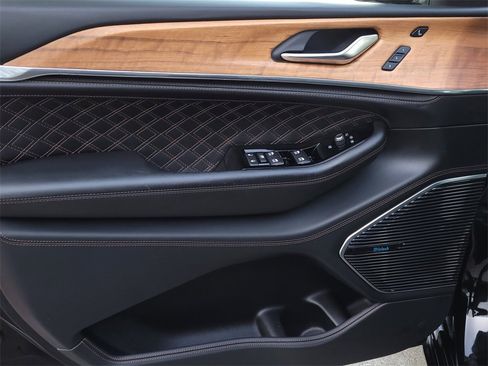 Used 2022 Jeep Grand Cherokee Summit image 10