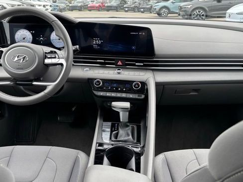 Used 2023 Hyundai Elantra SEL w/ Convenience Package FWD image 6
