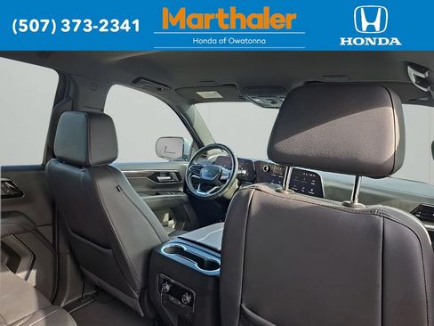 Used 2025 Chevrolet Suburban Z71 AWD/4WD image 18