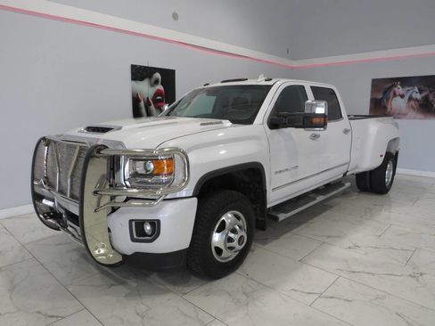 Used 2019 GMC Sierra 3500 Denali w/ Duramax Plus Package AWD/4WD image 4
