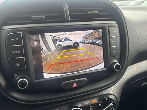 Used 2025 Kia Soul LX w/ LX Technology Package FWD image 21
