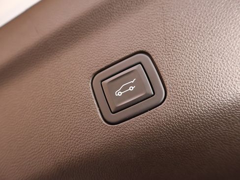 Used 2023 GMC Yukon SLT w/ SLT Premium Package image 29