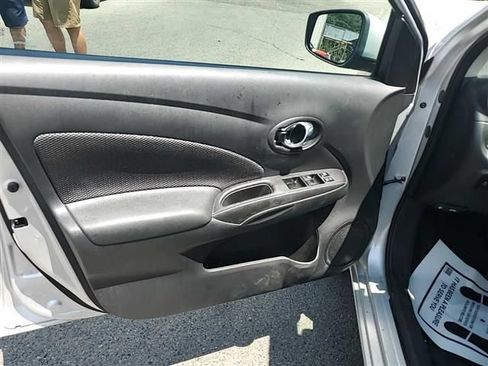 Used 2019 Nissan Versa SV FWD image 3