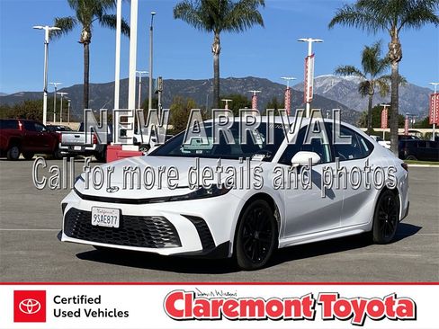Used 2025 Toyota Camry SE image 1