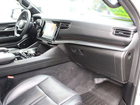 Used 2023 Jeep Wagoneer 4WD w/ Premium Group I image 23