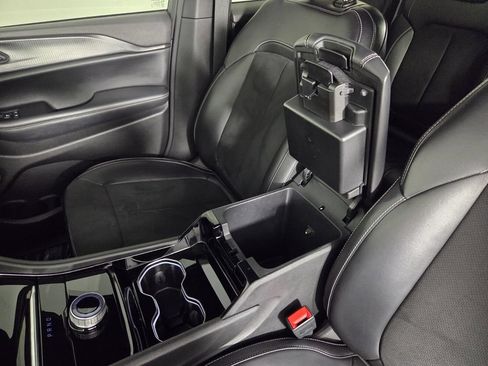 Used 2023 Jeep Grand Cherokee Altitude RWD image 21