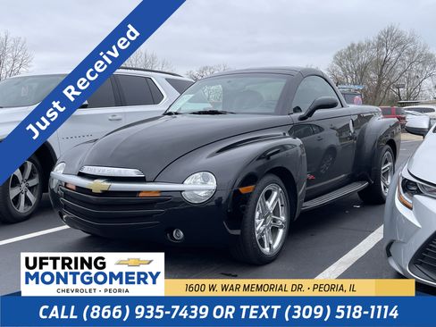 Used 2005 Chevrolet SSR w/ Preferred Equipment Group image 1