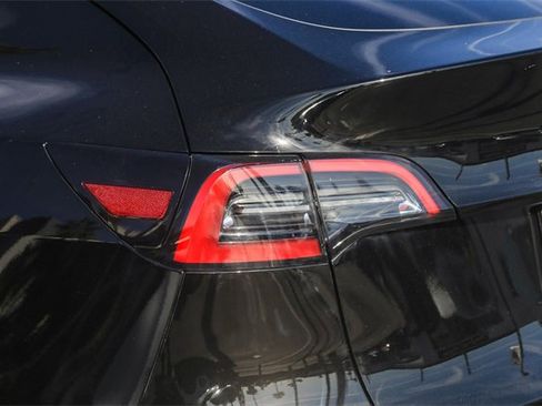 Used 2022 Tesla Model Y Long Range image 11