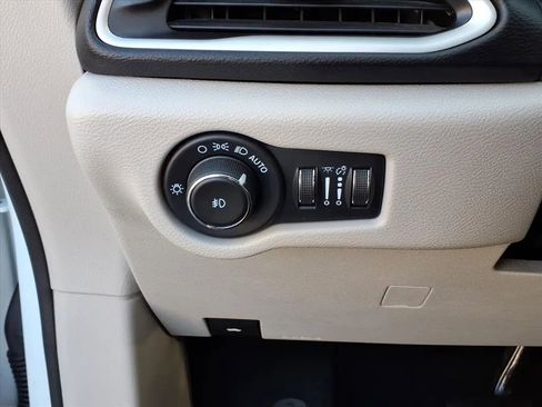 Used 2022 Chrysler Pacifica Touring-L image 26