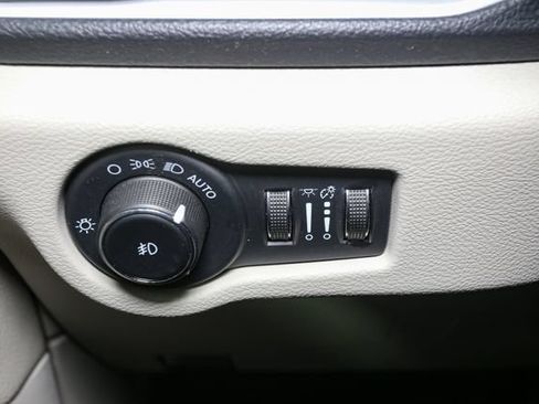 Used 2023 Chrysler Pacifica Touring-L FWD image 36