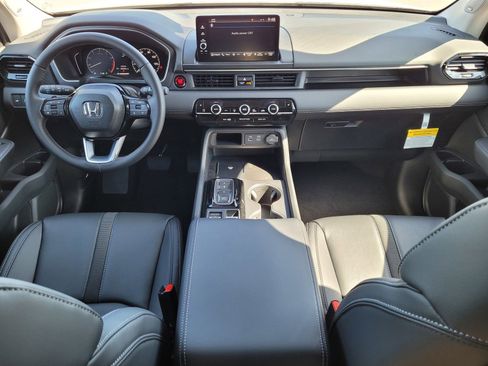 New 2025 Honda Pilot Touring image 7
