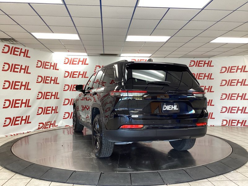 Used 2025 Jeep Grand Cherokee Altitude AWD/4WD image 5