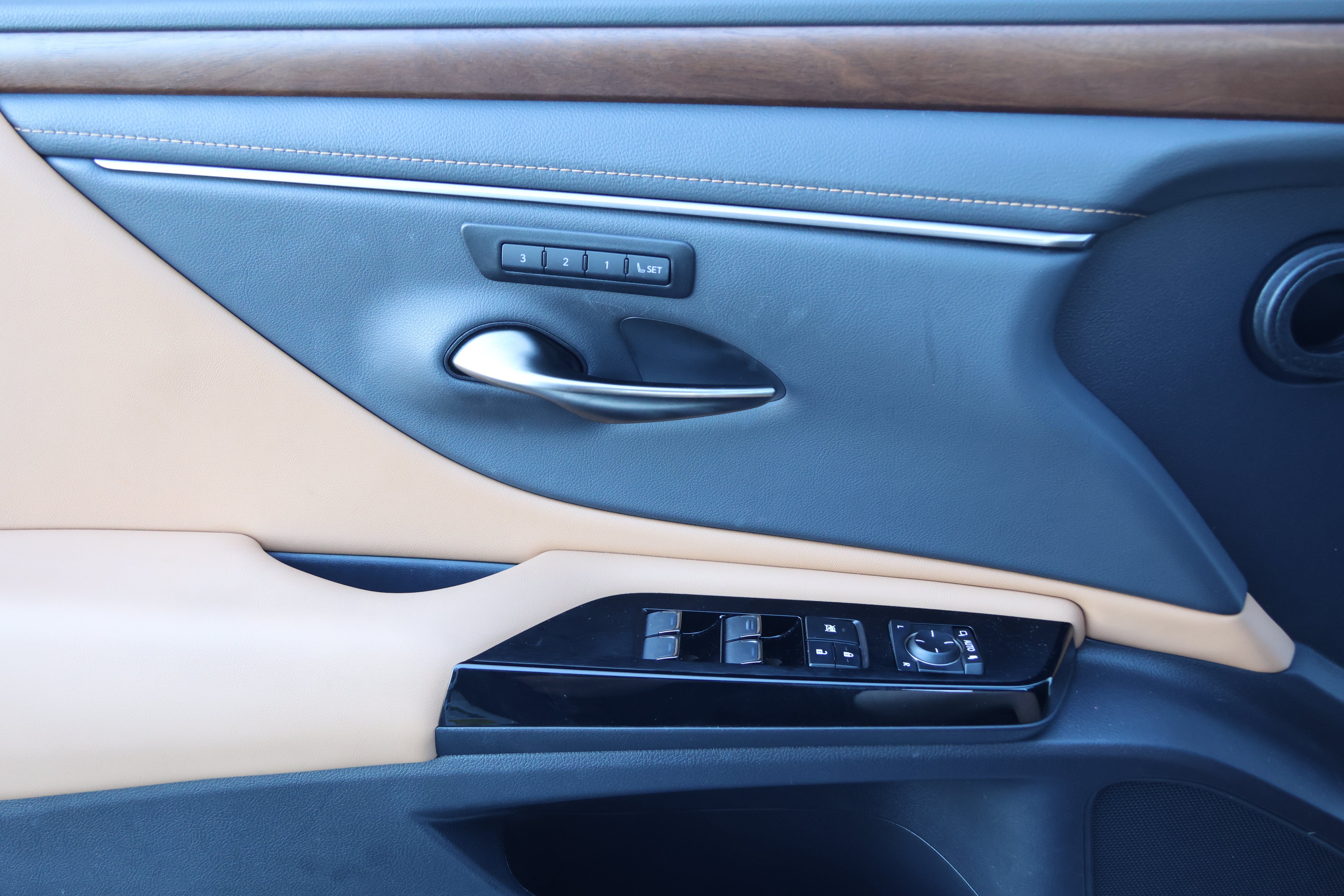 Used 2025 Lexus ES 350 w/ Premium Package FWD image 12