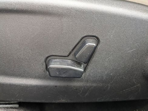 Used 2019 Chrysler 300 Limited image 20