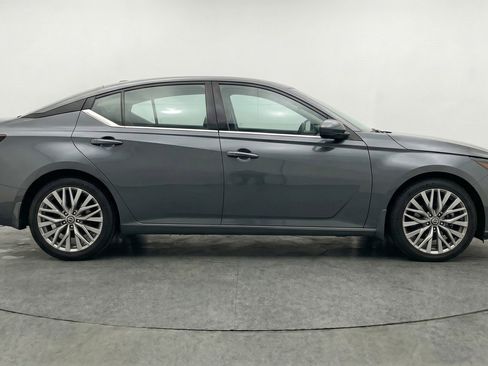 Used 2025 Nissan Altima 2.5 SV FWD image 11