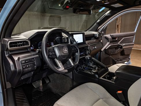 Used 2025 Toyota 4Runner SR5 AWD/4WD image 13