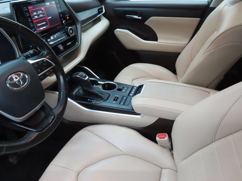 Used 2022 Toyota Highlander XLE AWD/4WD image 21