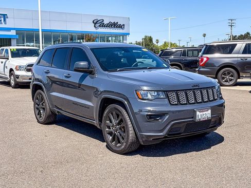 Used 2018 Jeep Grand Cherokee Altitude RWD image 5